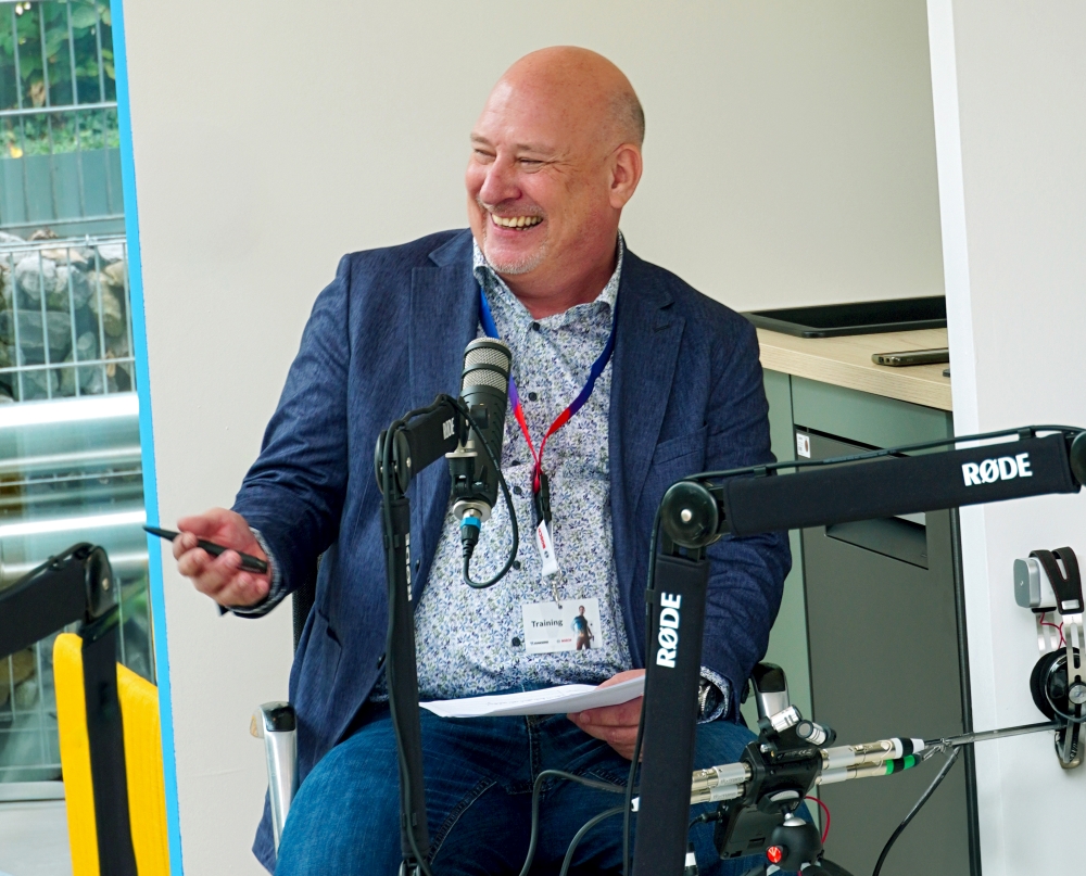 Bild von Dietmar Bleck vor dem Mikrofon