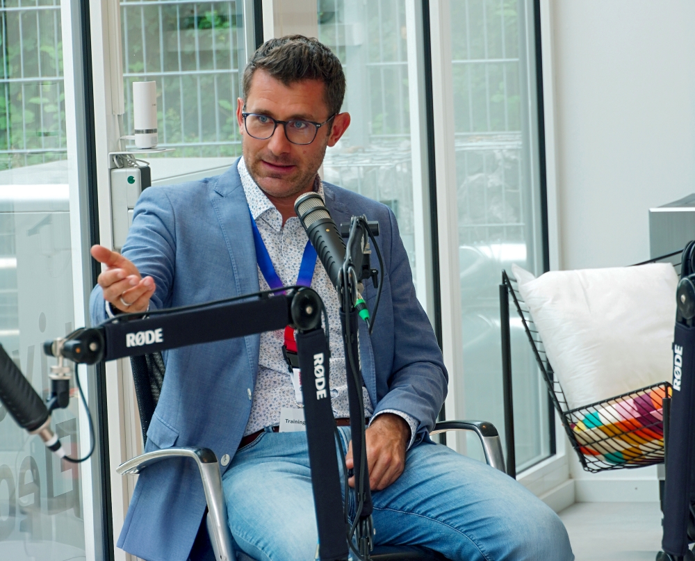 Bild von Jörg Gamperling vor dem Mikrofon